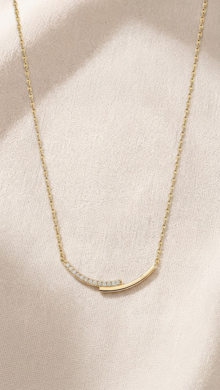 ✨ Collier Barre Pavée Dorée